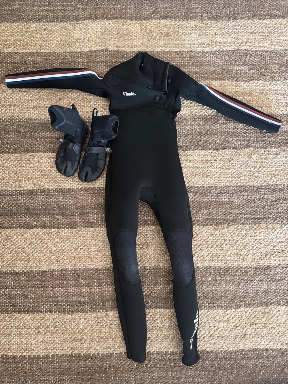 VISSLA Black Kids Full Wetsuit with Size Youth 8 and size 6 booties.